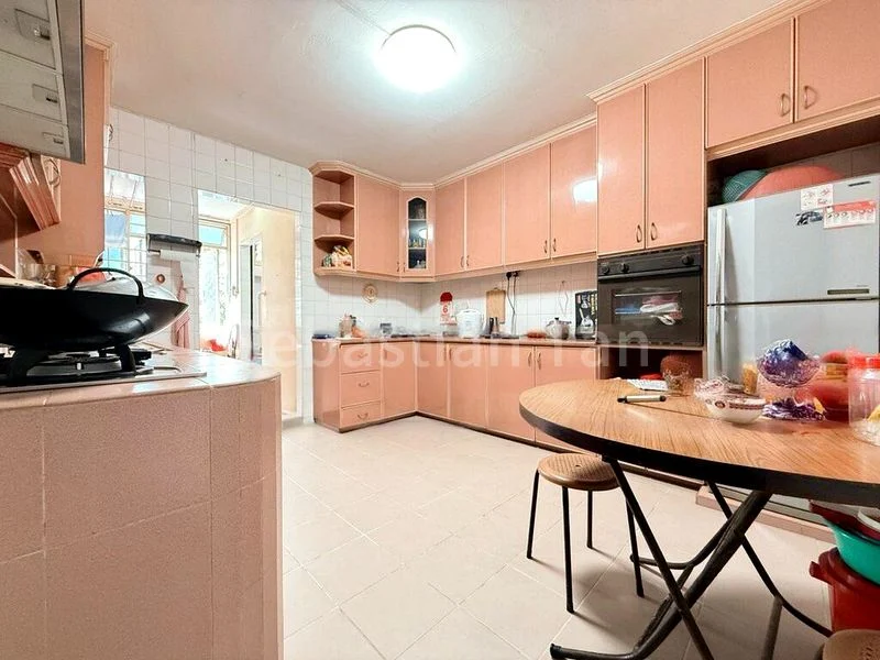 Executive HDB for Sale in  162 Yung Ping Road - Image 4