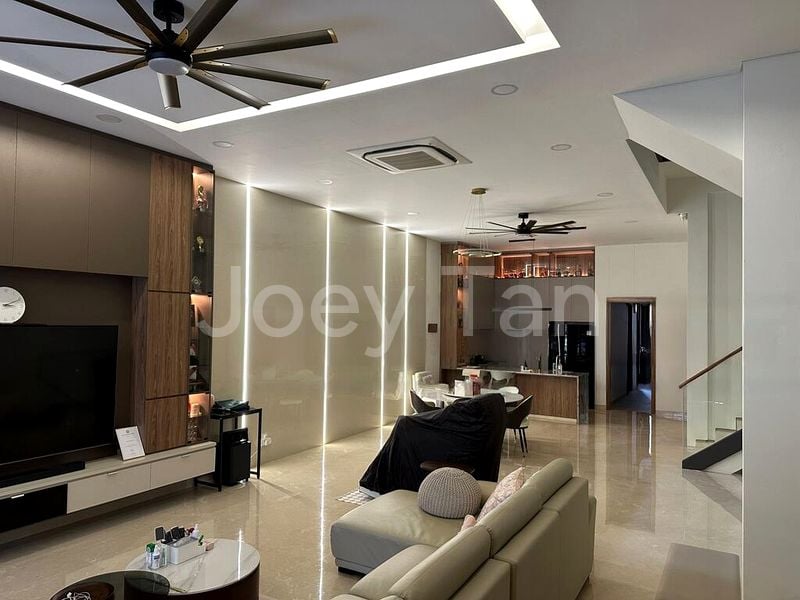 10 Bed Terraced House (Landed) for Sale in Changi Road - Image 1