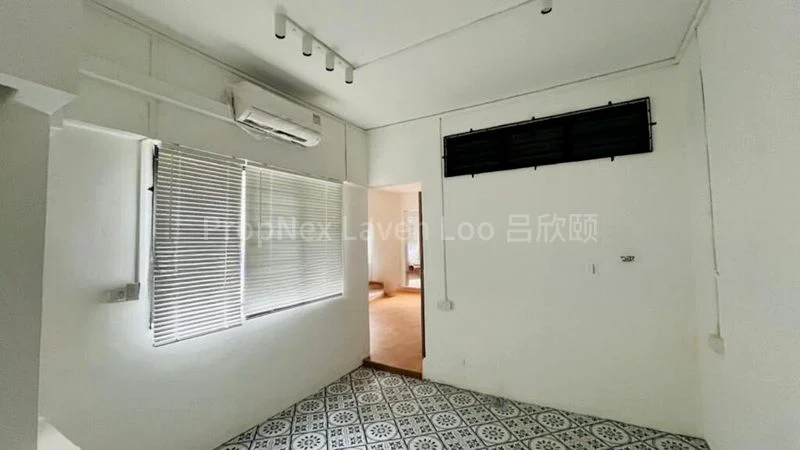 Freehold Industrial Office for Sale: near Macpherson - Image 1