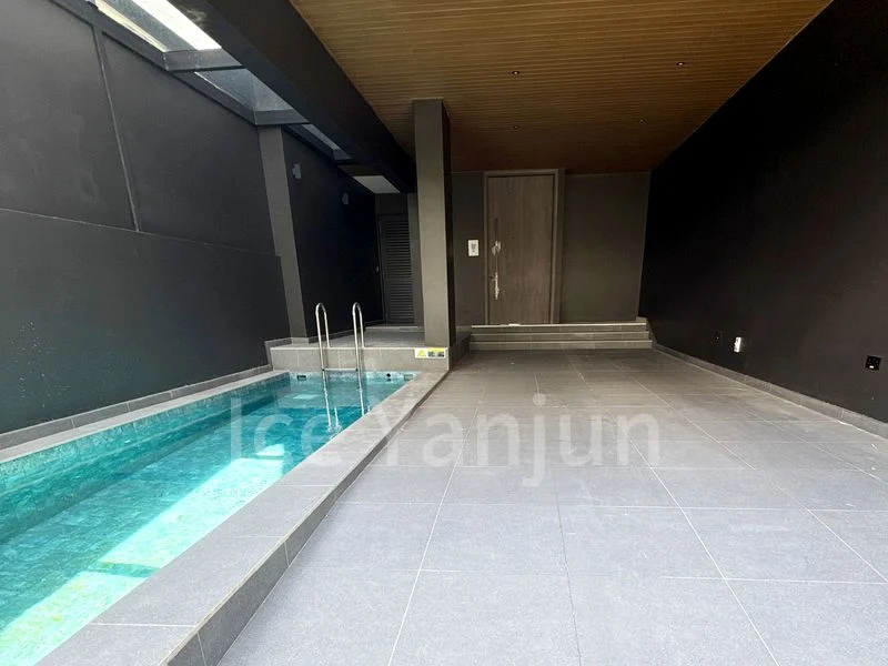 5+1 Bed Terraced House (Landed) for Sale in  Jalan Elok - Image 1