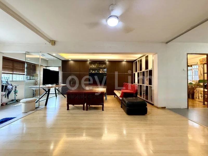 Jumbo HDB for Sale in  460 Tampines Street 42 - Image 1