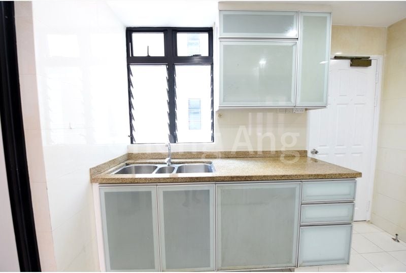 5 Bed Condo for Rent in  Spring Grove - Image 16