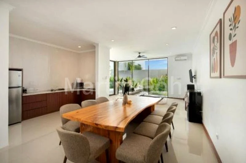 8 Bed Bungalow (Landed) for Sale in  College Green - Image 1