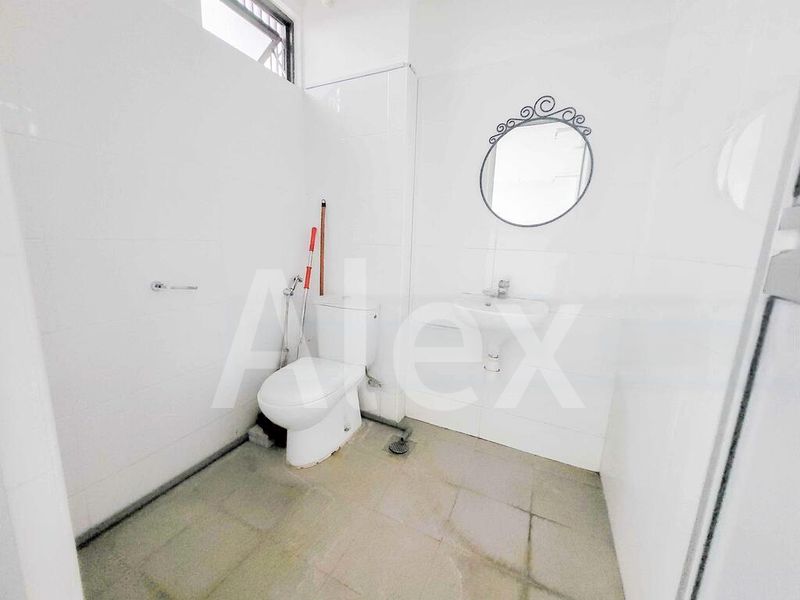 Light Industrial (B1) for Rent: 2,500 Sq Ft Unit, Shop & Office on Old Oxford Road, Manchester - Image 6