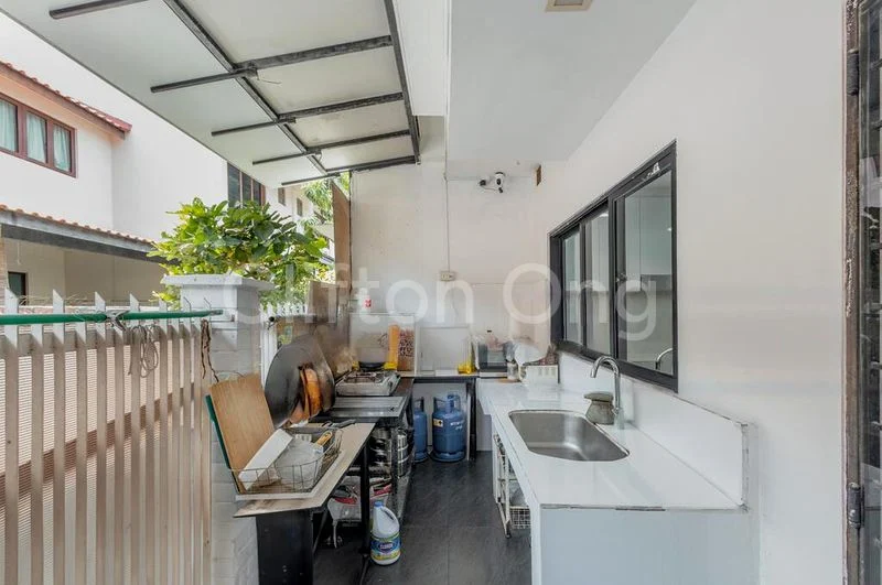 8 Bed Terraced House (Landed) for Sale in Hoe Huat Industrial Building - Image 3
