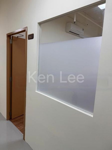 Light Industrial (B1) for Rent: Lip Hing Industrial Building - Image 2