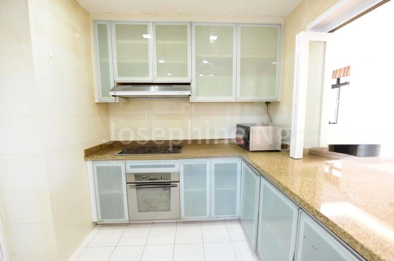 5 Bed Condo for Rent in  Spring Grove - Image 7