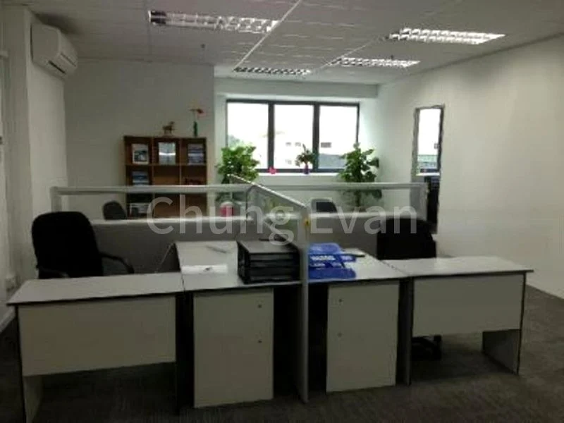 Light Industrial (B1) for Rent: Zervex, 1,200 Sq Ft Workshop/Unit on Station Road - Image 2