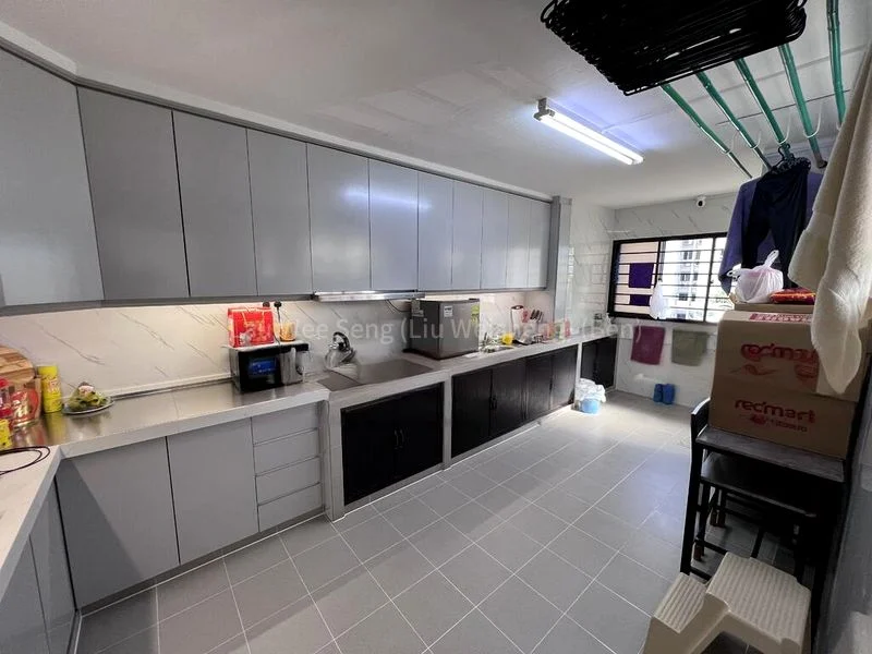 5 Room (5I) HDB for Sale in 305 Jurong East Street 32 - Image 4