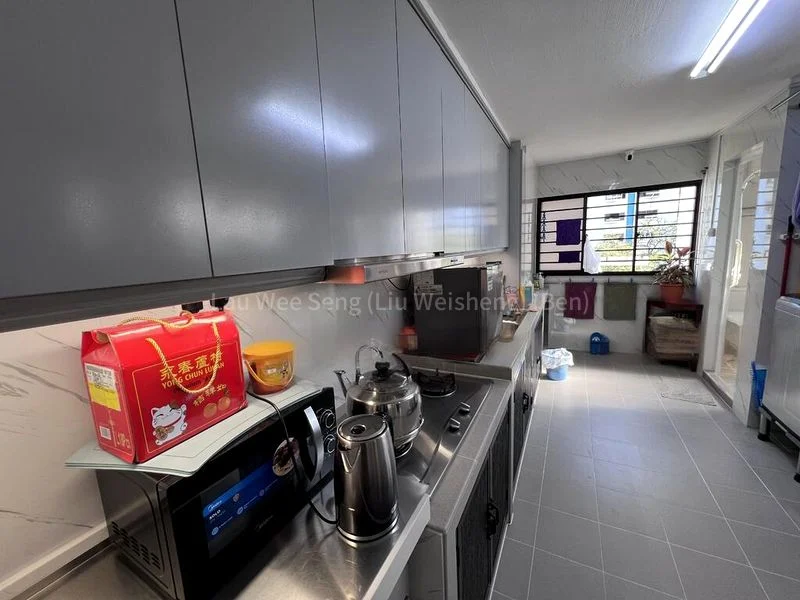 5 Room (5I) HDB for Sale in 305 Jurong East Street 32 - Image 5