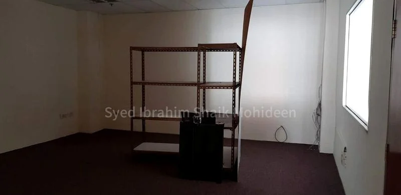 Light Industrial (B1) for Rent: Gold Pine Industrial Building - Image 2