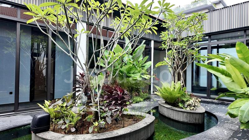 8 Bed Bungalow (Landed) for Sale in  Caldecott Hill Estate - Image 2