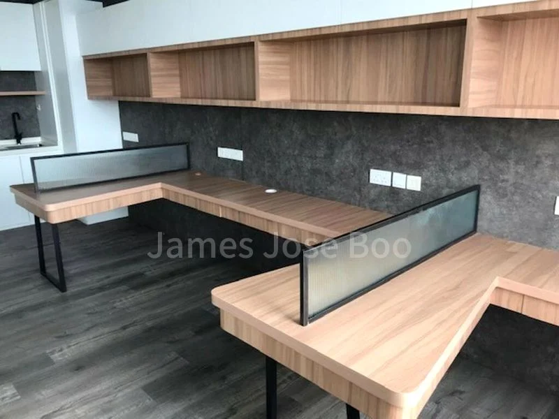 Office for Rent: Cheap, renovated office with gym & pool; fully updated, ideal for own use. - Image 4