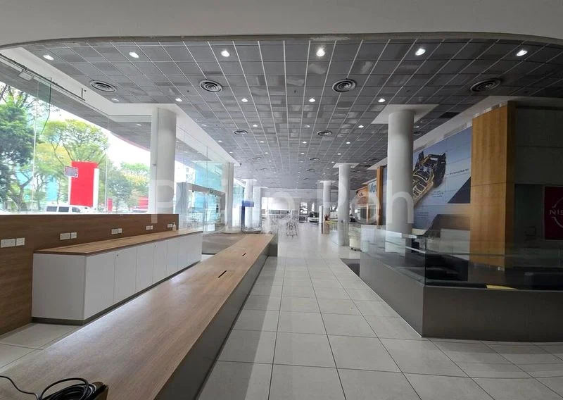 Light Industrial (B1) for Rent: Prime Ground Floor Showroom Space – Ideal for an Automotive Shop in Toa Payoh - Image 1