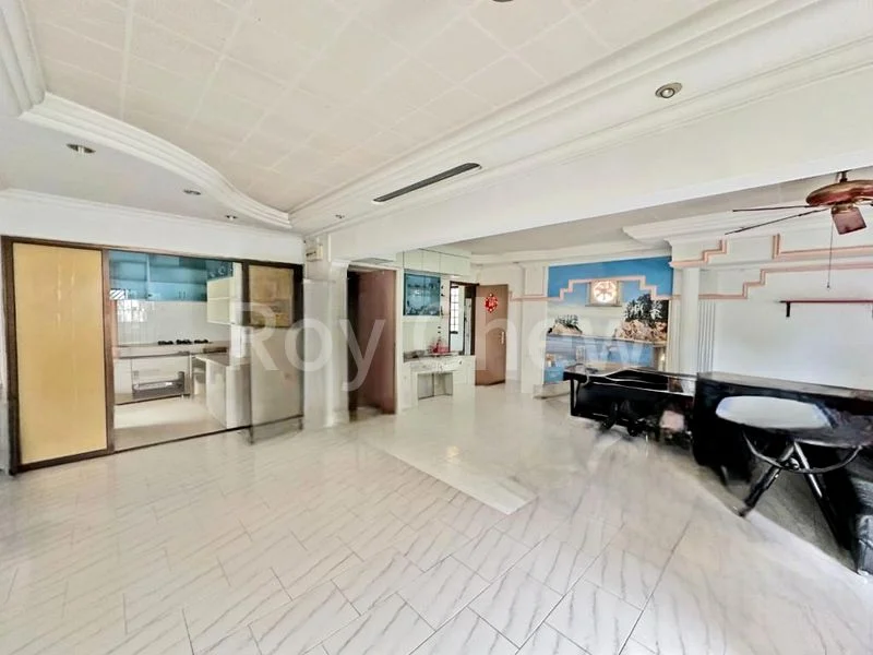 Executive HDB for Sale in  824 Yishun Street 81 - Image 1