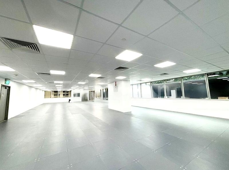 Office for Rent: Huge Office Space near City Hall MRT - Image 4