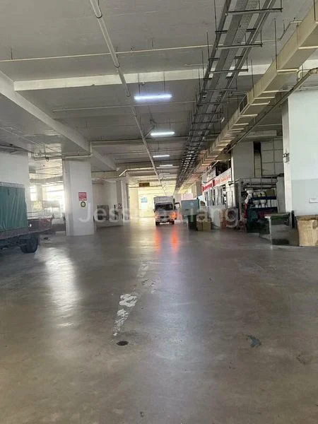 Light Industrial (B1) for Sale: Ramp-Up, Corner Unit; 20-Foot Container Access - Image 2