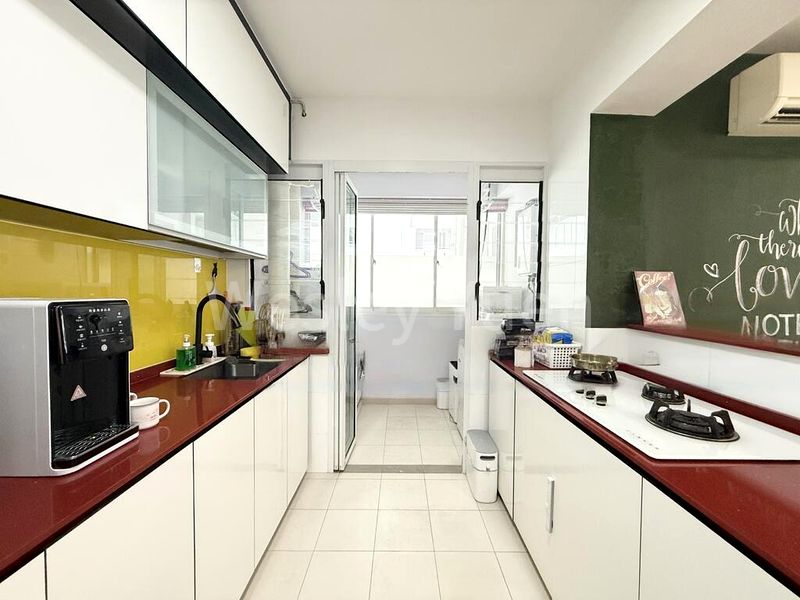 4 Room (4A) HDB for Sale in 256D Sumang Walk - Image 5