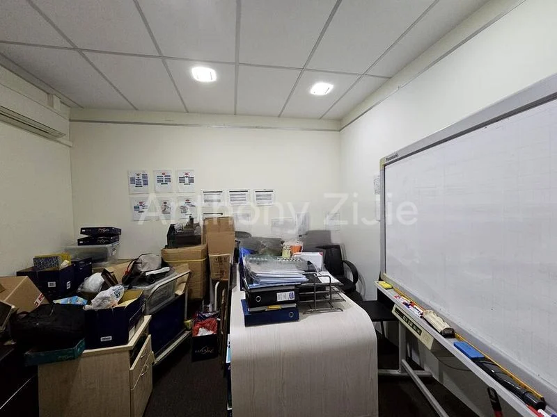 Light Industrial (B1) for Rent: Gold Pine Industrial Building - Image 1