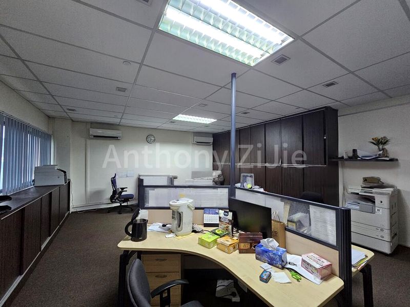 Light Industrial (B1) for Rent: Gold Pine Industrial Building - Image 3