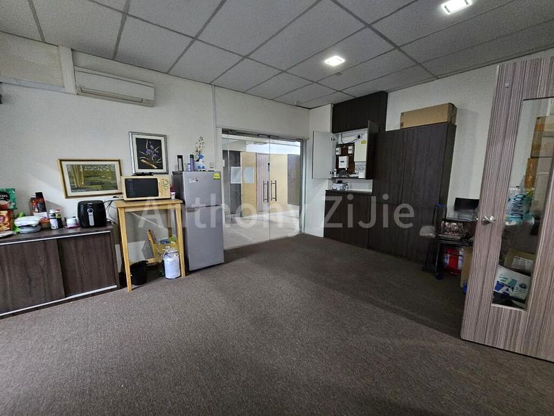 Light Industrial (B1) for Rent: Gold Pine Industrial Building - Image 2