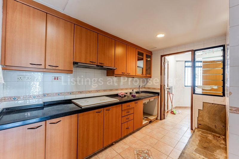 3 Bed Executive Condo for Sale in Eastvale - Image 2