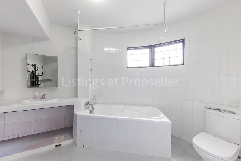 4 Bed Corner Terrace (Landed) for Sale in Gerald Mugliston Estate - Image 15