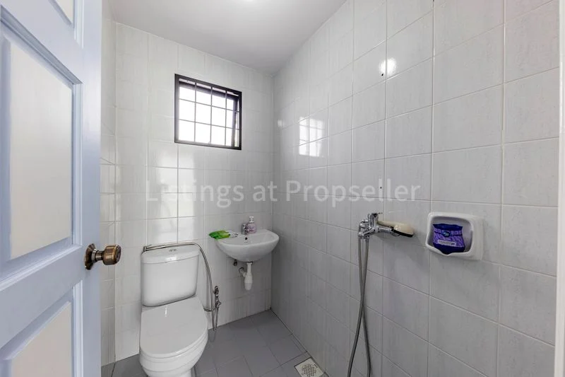 4 Bed Corner Terrace (Landed) for Sale in Gerald Mugliston Estate - Image 16