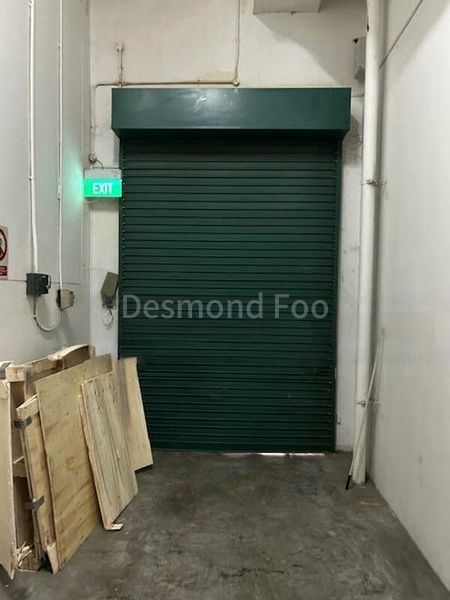 Light Industrial (B1) for Rent: Ground floor, facing loading bays | Fitted ancillary office - Image 4