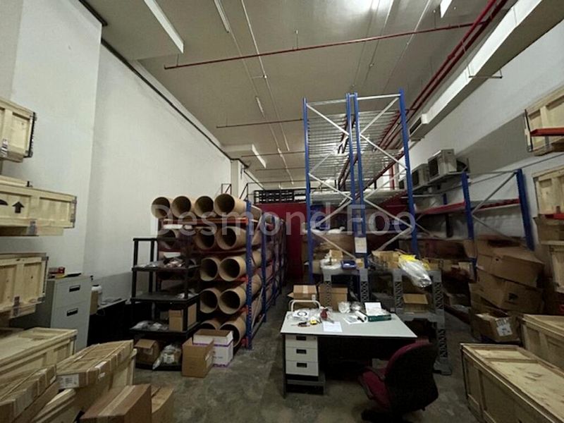 Light Industrial (B1) for Rent: Ground floor, facing loading bays | Fitted ancillary office - Image 3