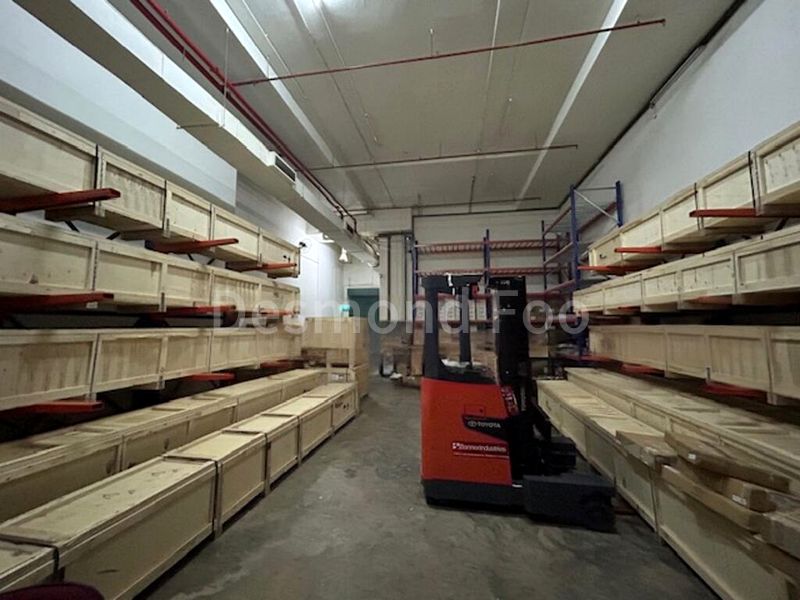 Light Industrial (B1) for Rent: Ground floor, facing loading bays | Fitted ancillary office - Image 1