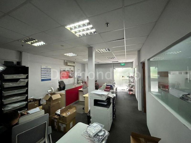 Light Industrial (B1) for Rent: Ground floor, facing loading bays | Fitted ancillary office - Image 6