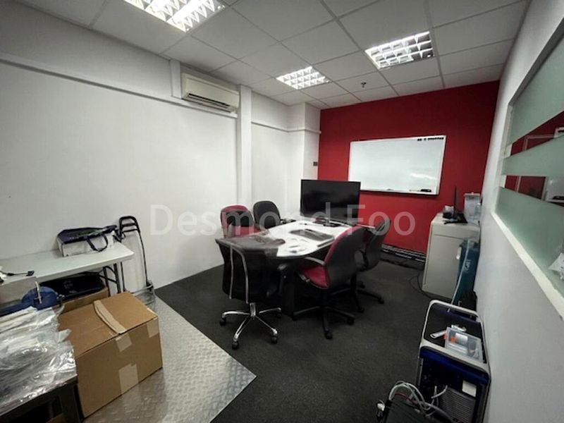 Light Industrial (B1) for Rent: Ground floor, facing loading bays | Fitted ancillary office - Image 5
