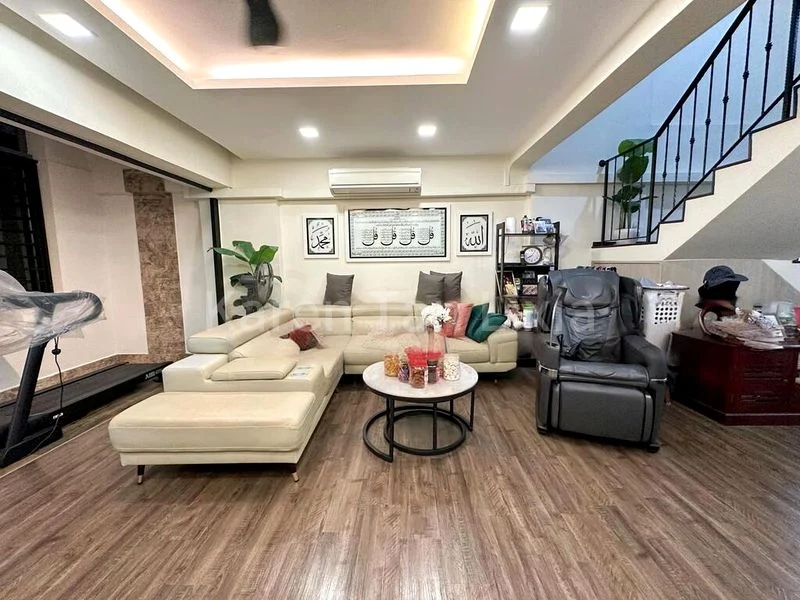 Maisonette HDB for Sale in  558 Jurong West Street 42 - Image 1