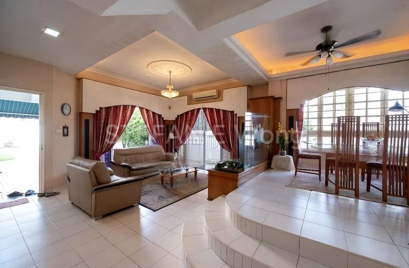 5 Bed Corner Terrace (Landed) for Sale in Palm Haven - Image 2