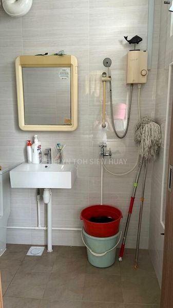 Executive HDB for Rent in 161 Yung Ping Road - Image 3