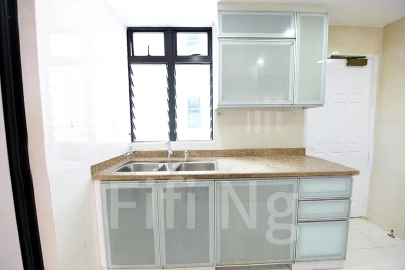 5 Bed Condo for Rent in  Spring Grove - Image 4