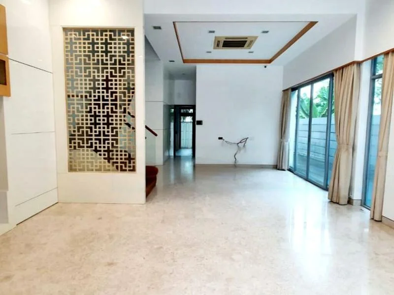 5 Bed Semi-Detached House (Landed) for Sale in  Espana - Image 1