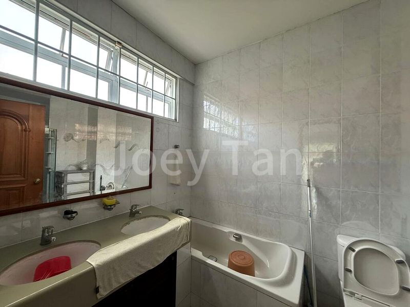 6 Bed Corner Terrace (Landed) for Sale in Golden Hill Estate - Image 9