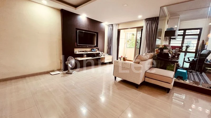 Executive HDB for Sale in 423 Canberra Road - Image 2