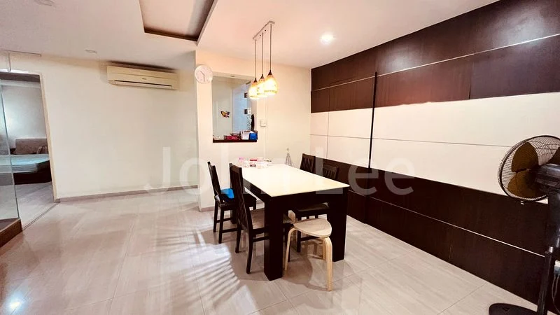 Executive HDB for Sale in 423 Canberra Road - Image 3