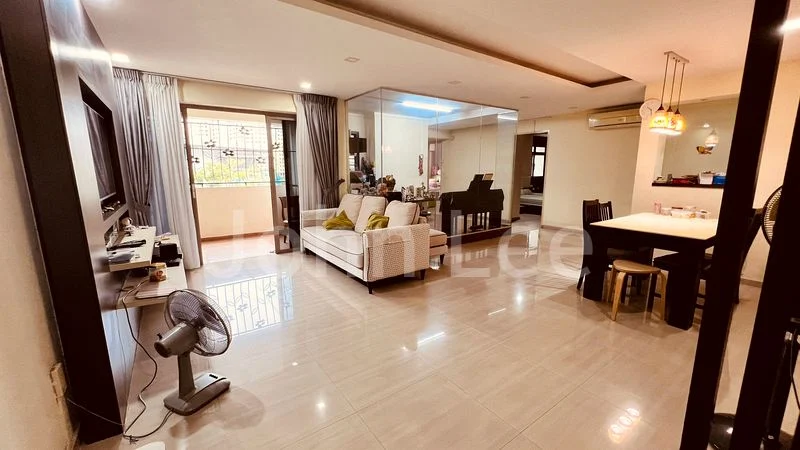 Executive HDB for Sale in 423 Canberra Road - Image 1