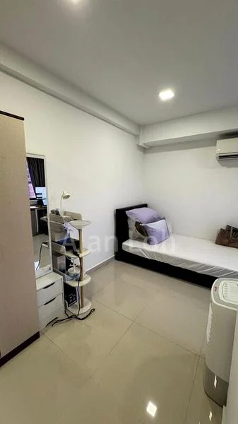 Master Room (Condo) for Rent in  Lucky Plaza - Image 6