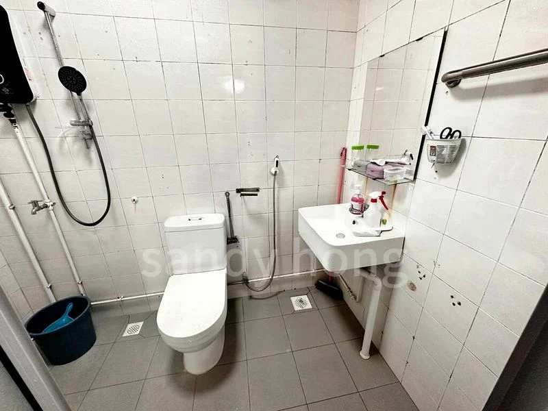 5 Room (5I) HDB for Sale in 271 Toh Guan Road - Image 5