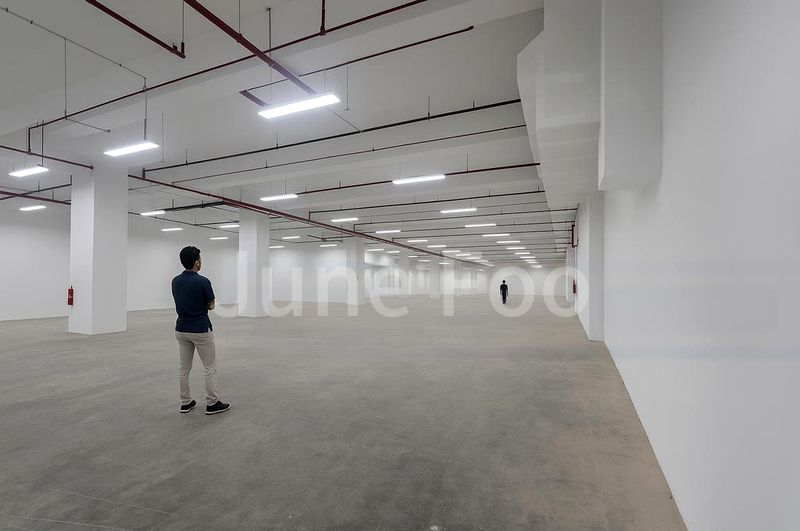Light Industrial (B1) for Rent: High-Ceiling, Hi-Spec Unit at Harbourlink Innohub - Image 4