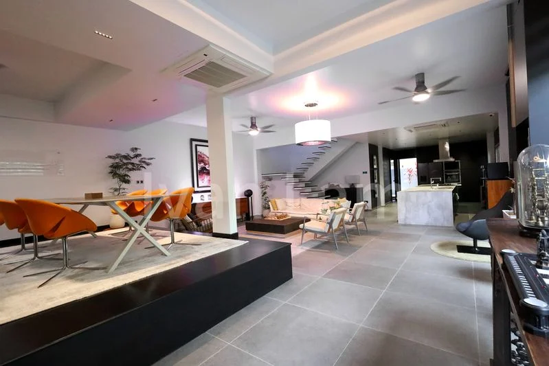 5 Bed Semi-Detached House (Landed) for Sale in Huit - Image 1