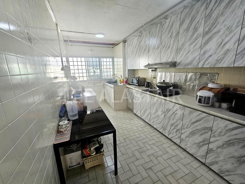 4 Room (4NG) HDB for Sale in 237 Yishun Ring Road - Image 4