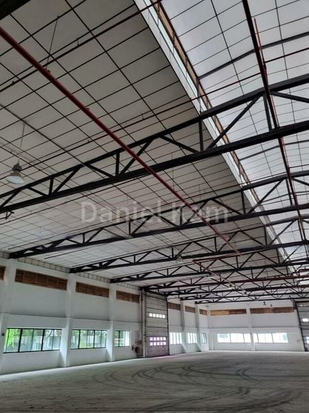 Factory / Workshop (B2) for Rent: Ground floor factory warehouse; heavy floor loading, 75KN/m2, docker leveller, loading bay. - Image 4