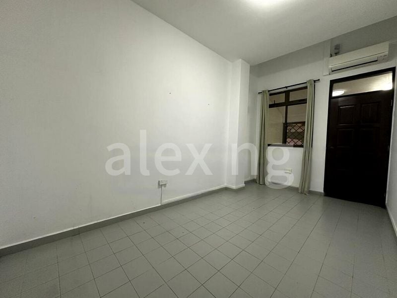 6 Bed Terraced House (Landed) for Sale in Jalan Lapang - Image 4