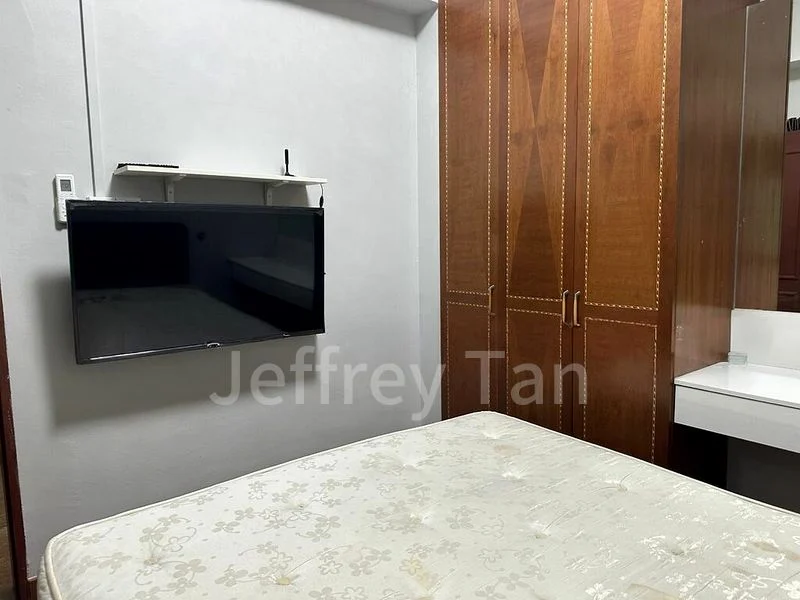 1+1 Bed Condo for Rent in  The Aberdeen - Image 4